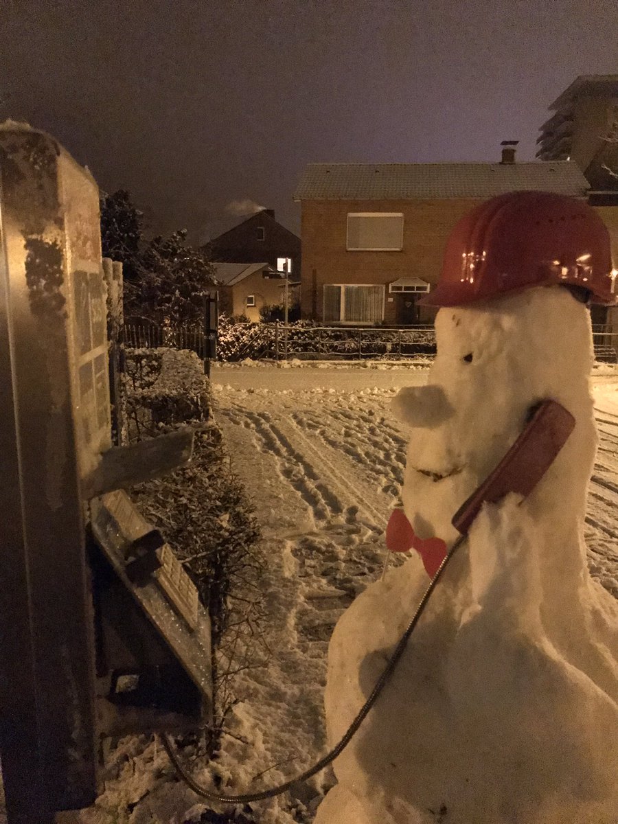 PhillipGoik's tweet photo. Erleben, was verbindet. 💕⛄️
Mit wem er wohl gerade telefoniert?💕
#Telekomwall #Werkstolz
@SMBTEAM @Telekom_hilft
#Winter #Beauteful #Art https://t.co/XfvhUzfwwb