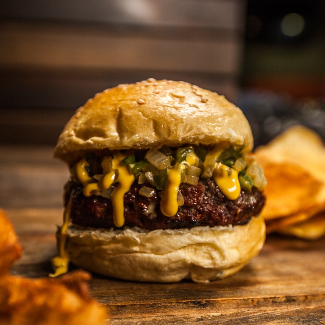 Bon_Burger's tweet photo. Amor, pimentón y queso fundido en una sola Hamburguesa 😍 #PhillyBurger 💪🍔 #BonBurger https://t.co/KvKNBYH7Cn