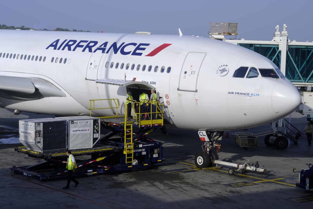 VICENews's tweet image. Somali-Canadian forced off flight from Toronto to Paris because his plane's route was through U.S. airspace bit.ly/2jMQD7Y