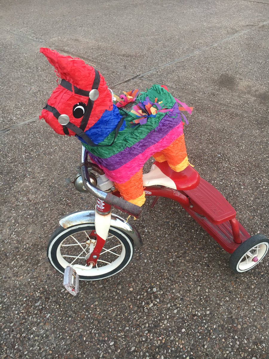 GeorgiaPinata's tweet image. making my way downtown rolling fast
faces pass and I'm home-bound