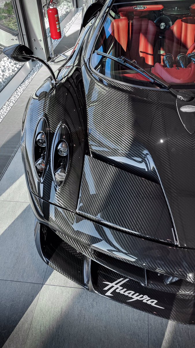 CarGoals__'s tweet image. Full carbon fiber Pagani