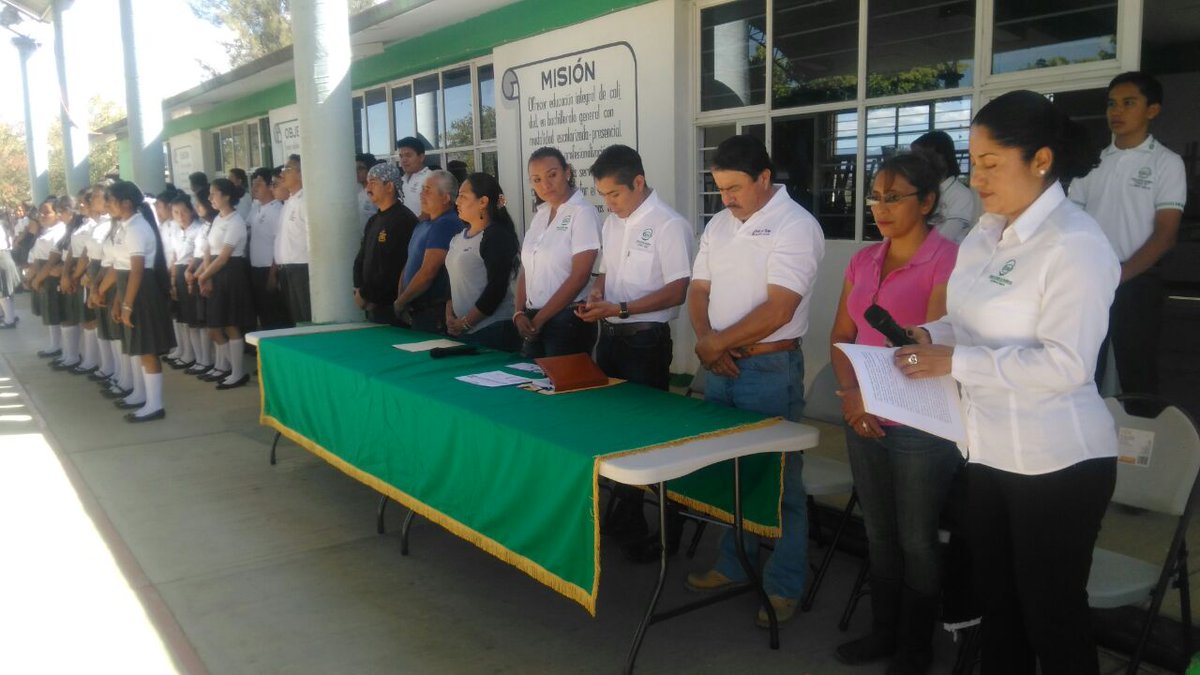 IEBO_GobOax's tweet image. Concluye Dir. Gral. @Raquel_Alberto inauguración de Ciclo Escolar #2017A por #VallesCentrales en el #Plantel112 de #LaCienega Zimatlán.
