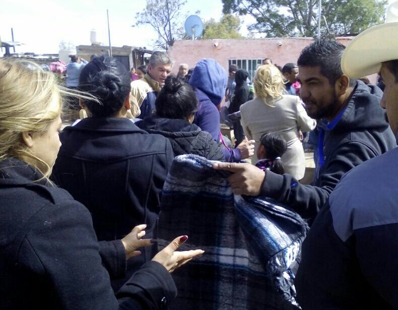 DIF_Durango's tweet image. Lleva #DIF apoyos invernales y leche líquida y en polvo a las comunidades de El Pino, Cieneguillas y Garabatitos