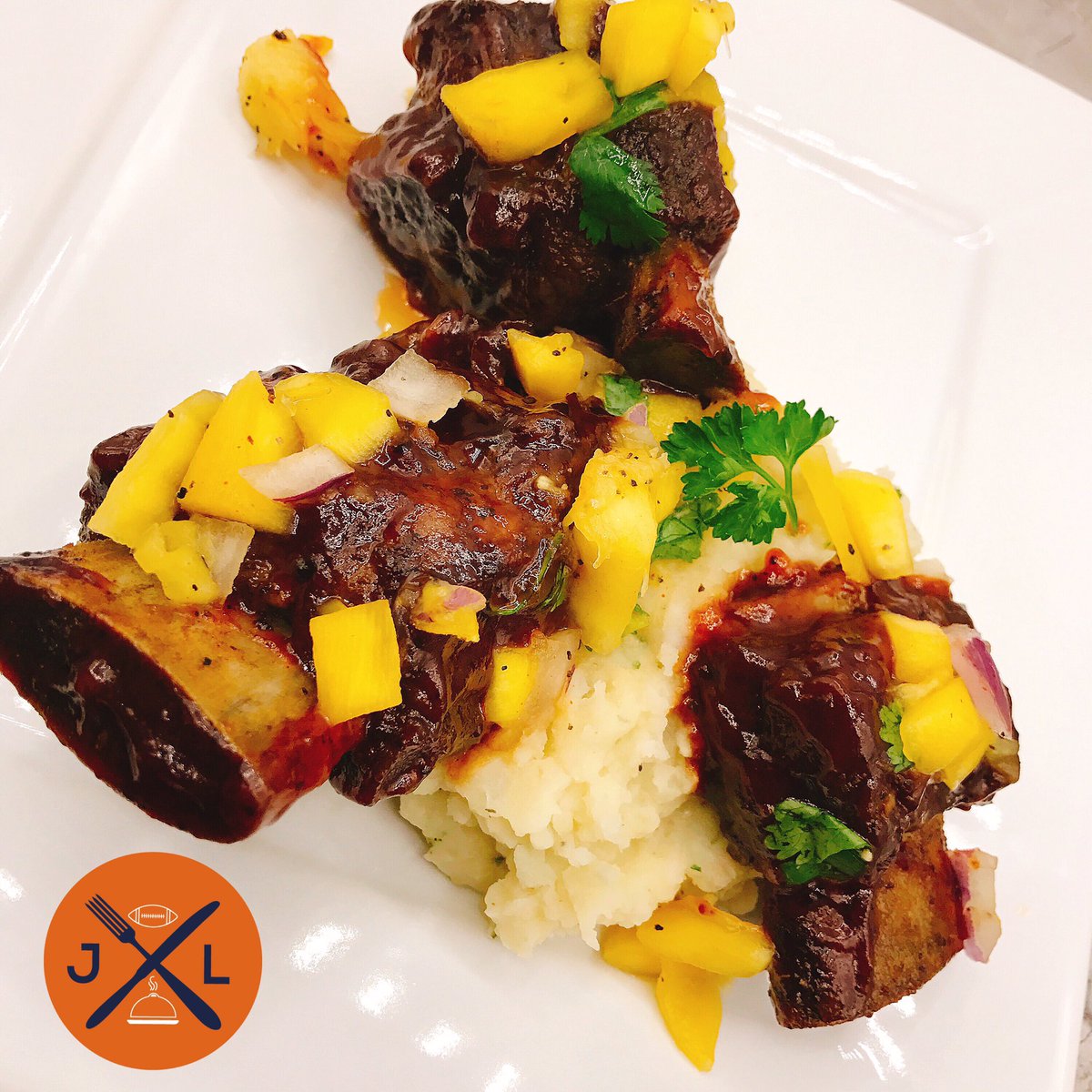 J_LEW68's tweet photo. Tonight's dinner: BBQ Short Ribs topped with mango-pineapple salsa @JLewCooks #ManWithManyGifts #FaithFoodFootball https://t.co/I7ubWqCCn8