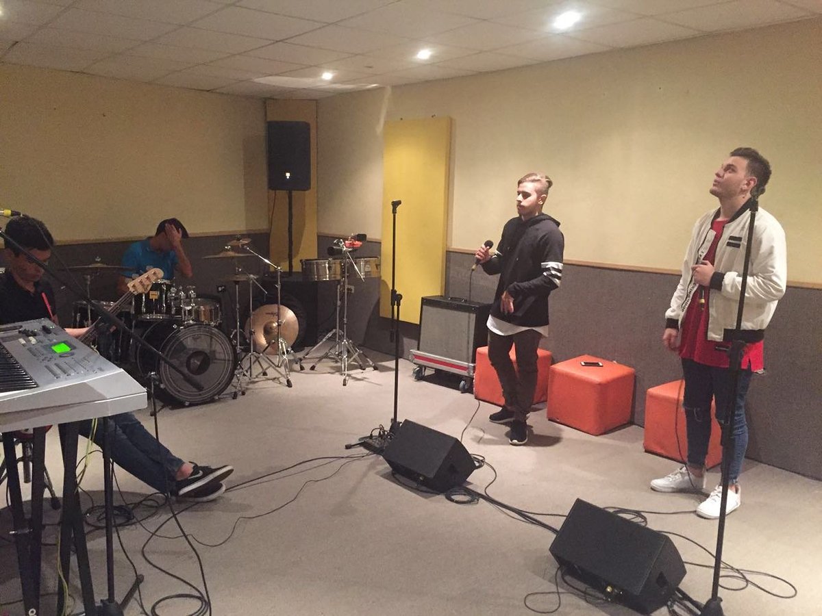 Cuando estamos ensayando y a Tato le llega una señal del cielo. 😂😂😂
#Ensayo #Música #Music #MusicLovers