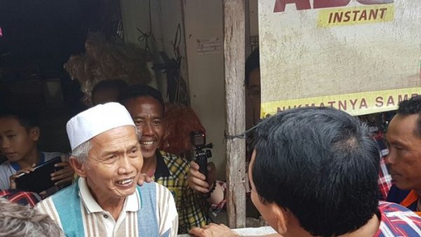 Peluk #Ahok, Syahide: Pak, Saya yang Kemarin Ikut Umrah - #PilkadaDkiJakarta #WargaKepulauanSeribu - senayanpost.com/peluk-ahok-sya…