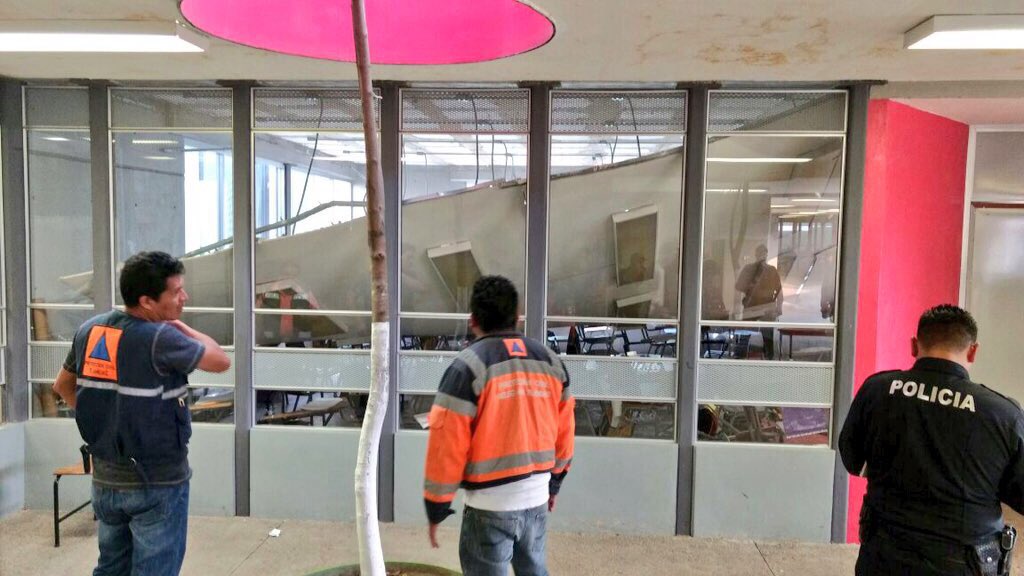 TlahuacRenace's tweet photo. Plafón se venció en un salón de Sec 126, @PCivilTlahuac y #Bomberos acudieron de inmediato, garantizando integridad de alumnos y profesores https://t.co/qWJQKGJlrJ