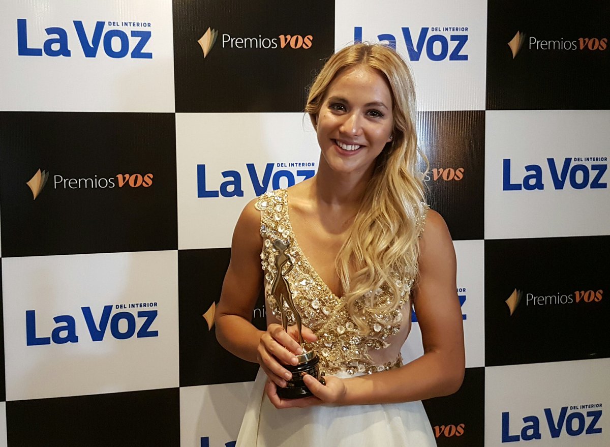 lvespectaculos's tweet image. #LaChicaDelVerano @flor_vigna muestra feliz su premio. ¡Felicitaciones!