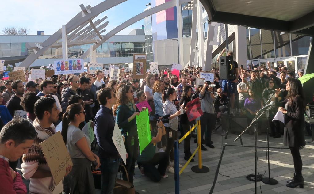 lifeatgoogle's tweet photo. At HQ today #GooglersUnite to show solidarity with immigrants, refugees, Muslims and fellow Googlers worldwide. https://t.co/g4V7fh8nZZ
