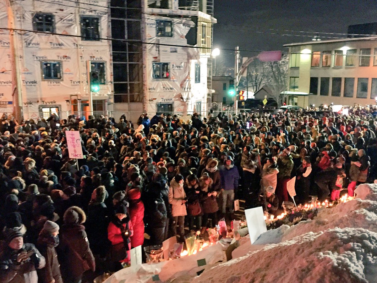 CKRL891's tweet photo. Info CKRL - Des milliers de personnes à la #vigile de solidarité pour la communauté musulmane. #VilleQuébec https://t.co/clD57lchSX