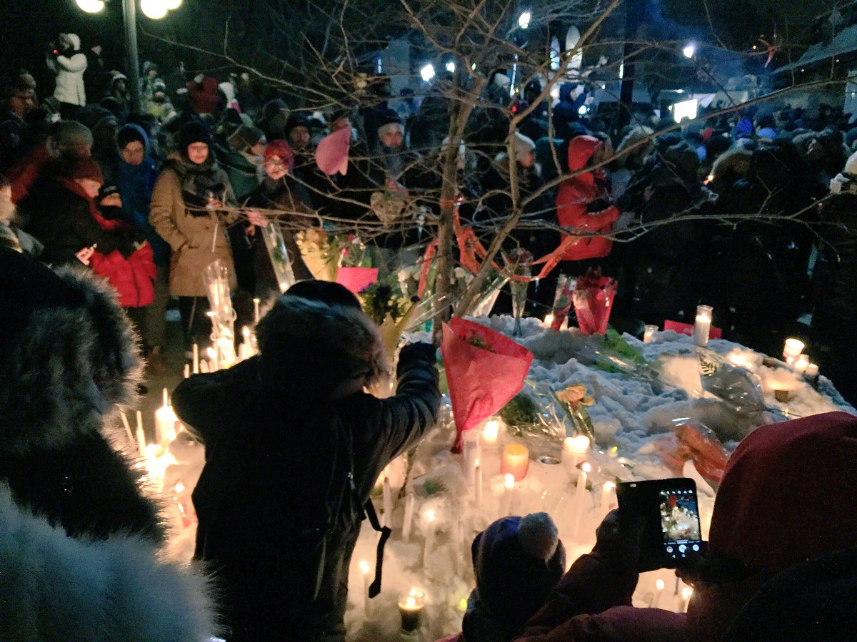 CKRL891's tweet photo. Info CKRL - Des milliers de personnes à la #vigile de solidarité pour la communauté musulmane. #VilleQuébec https://t.co/clD57lchSX