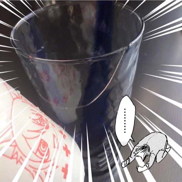 歌いながら茶碗洗ってたらマグカップの底でグラスをぶん殴って割ってしまったぜ…そんな割り方ある…?今年初割りです!🎊🎊 