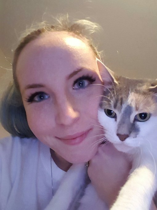 Me and my not so happy cat getting on #Overwatch  come say hi! @B_TeamFam #TeamEmmmmsie #streaming https://t<a href="/tag/overwatch"class="tags">#Overwatch</a><a href="/tag/streaming"class="tags"><span>#streaming</span></a><a href="/tag/teamemmmmsie"class="tags"><span>#teamemmmmsie</span></a>