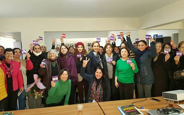 Ankaralı kadınlar kapı kapı, ev ev “hayır”ın sesini yükseltiyor sendika14.org/2017/01/ankara…