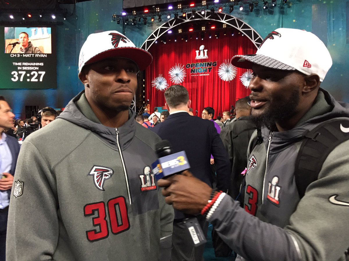 Adam_M_Winkler's tweet photo. Norfolk's LaRoy Reynolds plays LB for #Falcons. Tonight, he plays reporter.

You'll wanna see @WTKR3 news at 11pm!

https://t.co/SriD9VTgOh https://t.co/UCrTxAY08X