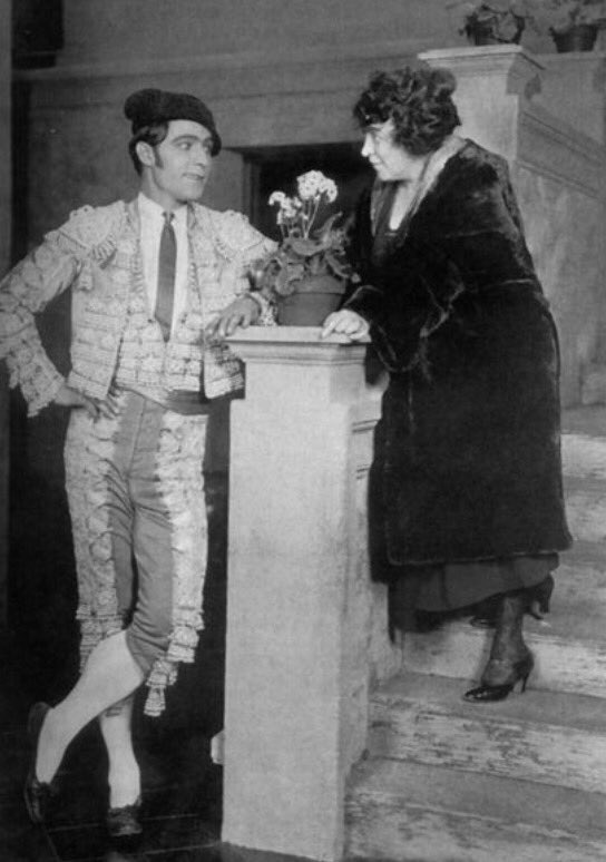 SilentRevue's tweet photo. "Blood and Sand" screenwriter #JuneMathis and Rudolph Valentino on the set, 1922. #botd https://t.co/iq2ui1mYSg