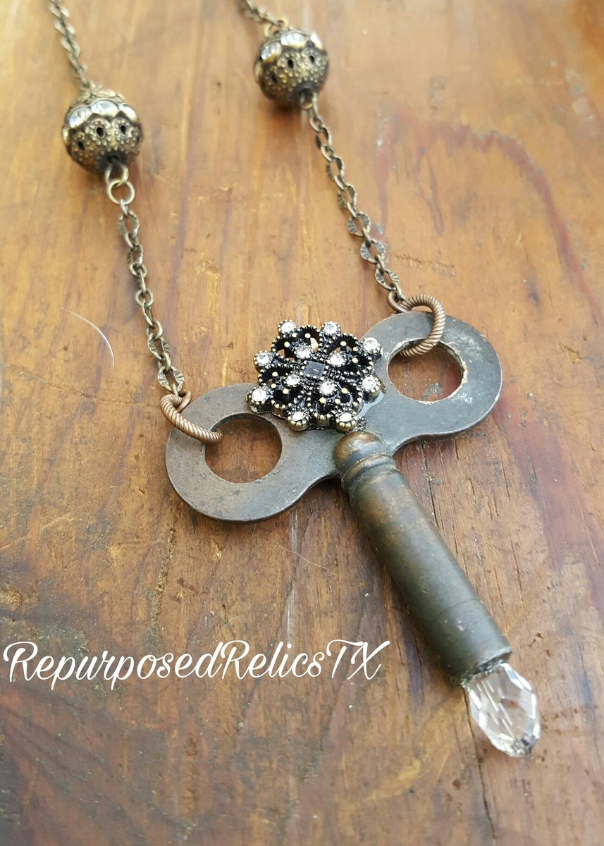 Repurposed_TX's tweet photo. Upcycled clock key necklace
Use code FreeShip2017
https://t.co/cSMTeAkQFo
#epiconetsy #etsymntt #UPCYCLEWIN #bohojewelry #bestofetsy https://t.co/YrTg6iCT5c