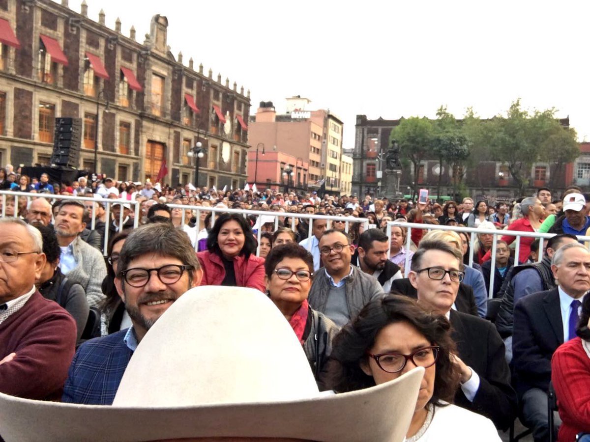 uncafeconcecygu's tweet photo. Acompañé a @lopezobrador_ en la presentación de su libro "2018 La Salida"... Gran asistencia en la emblemática Plaza Santo Domingo en #CDMX. https://t.co/zwAU3aH8gB