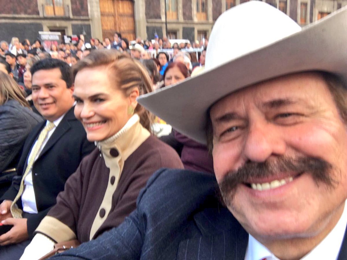 uncafeconcecygu's tweet photo. Acompañé a @lopezobrador_ en la presentación de su libro "2018 La Salida"... Gran asistencia en la emblemática Plaza Santo Domingo en #CDMX. https://t.co/zwAU3aH8gB