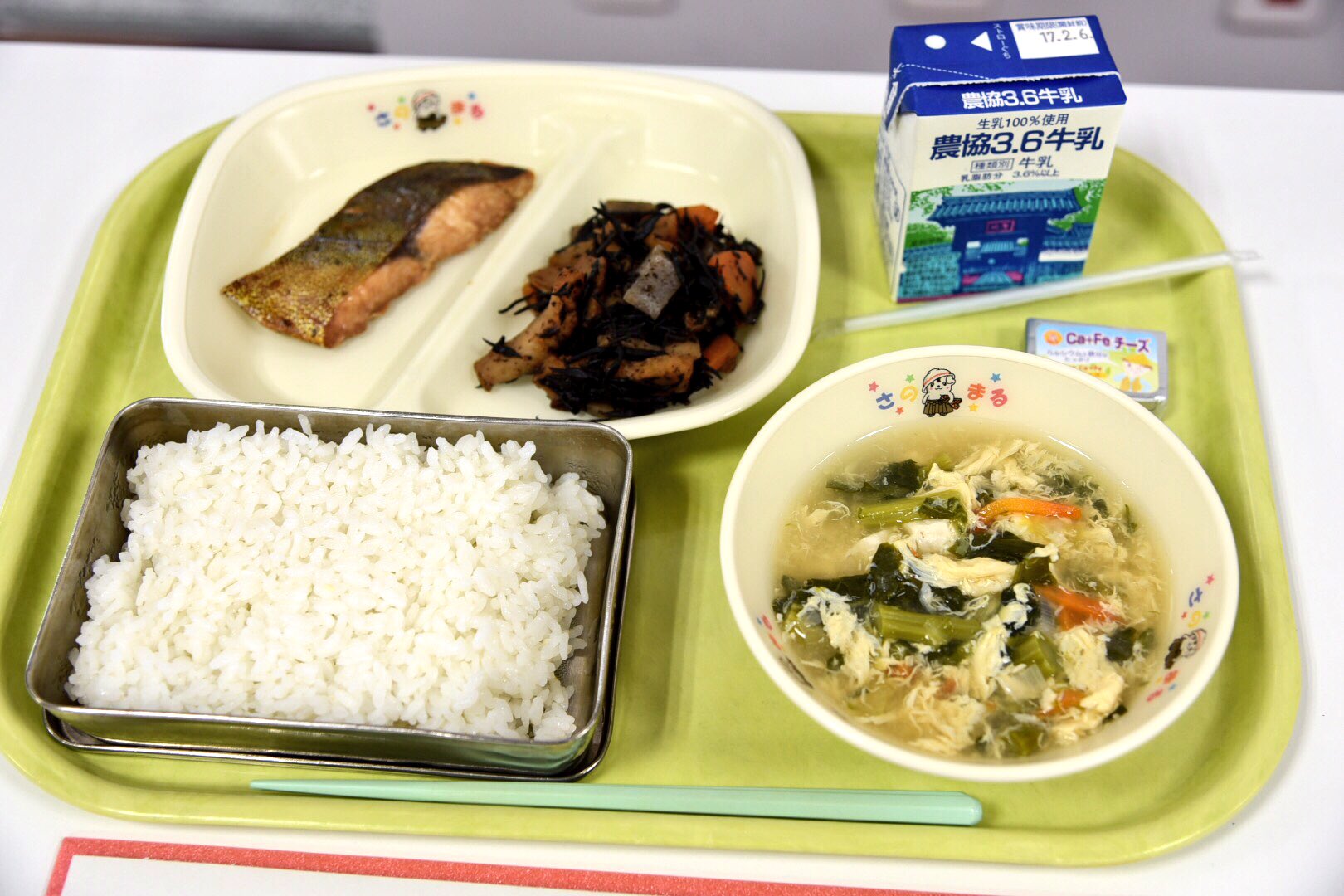 給食ひろば 佐野市は北部 南部の2つの学校給食センターから約5千食ずつ市内全小中学校へ配送しています 今日の給食は次の通りです 南部 ごはん 牛乳 かき玉汁 白身魚の照り焼き ひじきの炒り煮 チーズ 北部 揚げパン 牛乳 チキンワンタンスープ