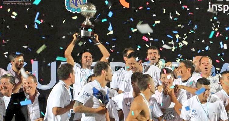 Velez's tweet photo. Hace 3 años Vélez se coronaba en San Luis ganándole a Arsenal la #SupercopaArg14 🏆 https://t.co/fA3TvGlRkX
