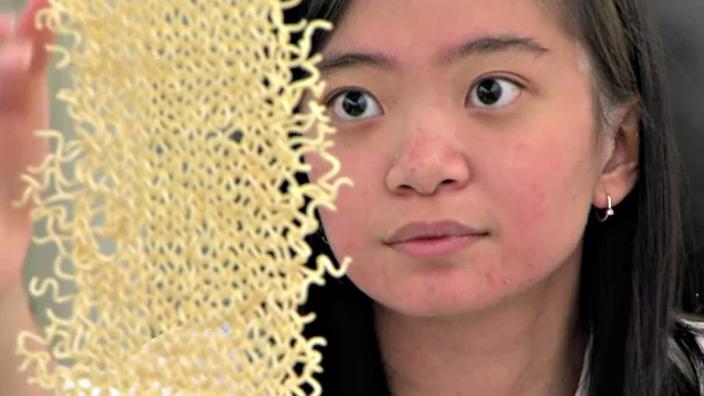thainabox's tweet photo. Remember when your parents told you not to play with your food? This girl ignored them! https://t.co/AhkaHwm3jh @sbs_food https://t.co/4Kd7lSanxf