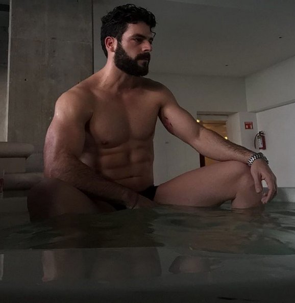 TelemundoSeries's tweet photo. ¡@AdrianDiMonte te dice buenas noches! https://t.co/X4HgipwDXj