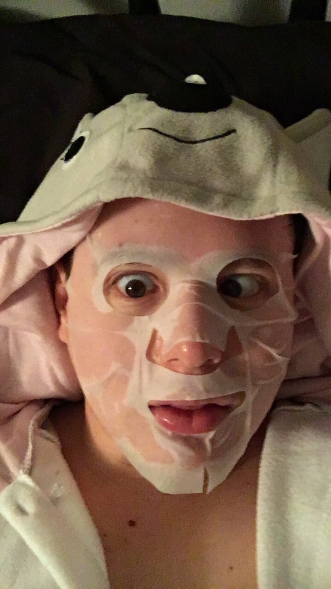 keekeedonkey's tweet photo. My eye is shy! Trying to scape 🙄🙄🙄 #crazyeye #mask https://t.co/jv6jZUNfsh