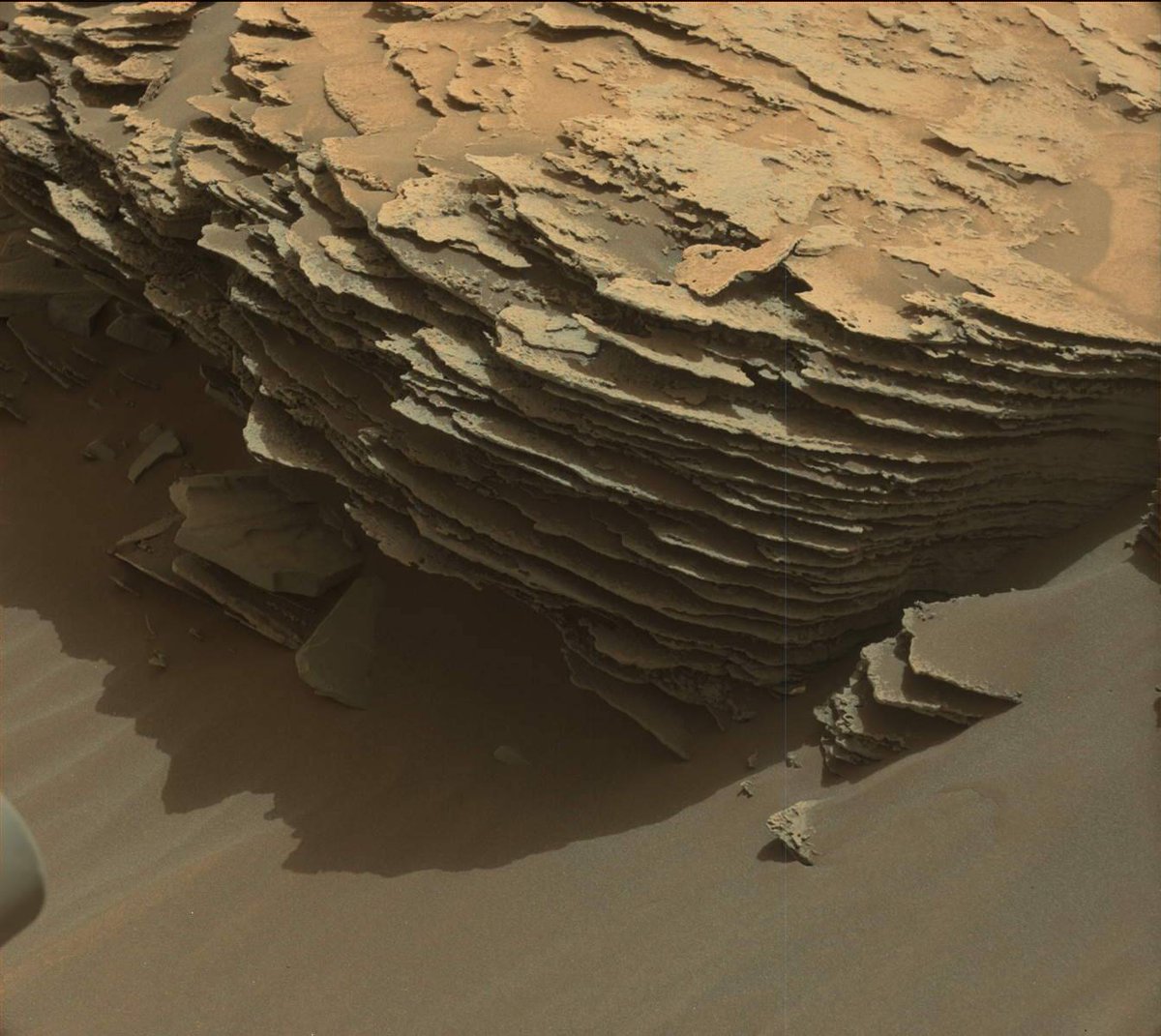Step_Holt's tweet photo. "#Curiositys view of some cool-looking #rock layers on #Mars on Sol 971" #space #cosmos #nasa #universe https://t.co/9H4L4CdAwp
