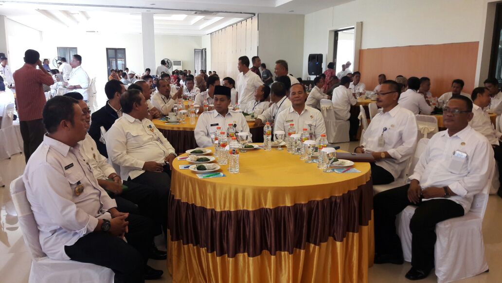 KominfoPemalang's tweet photo. 1.Bup @pakjunaedi ddampingi Ka.OPD trkait,hr ni hdri Musyawarah Besar " Simonglang " Paguyuban Kepala Desa Se- Kab.Pemalang Tahun 2017. https://t.co/GkqQIOLacD