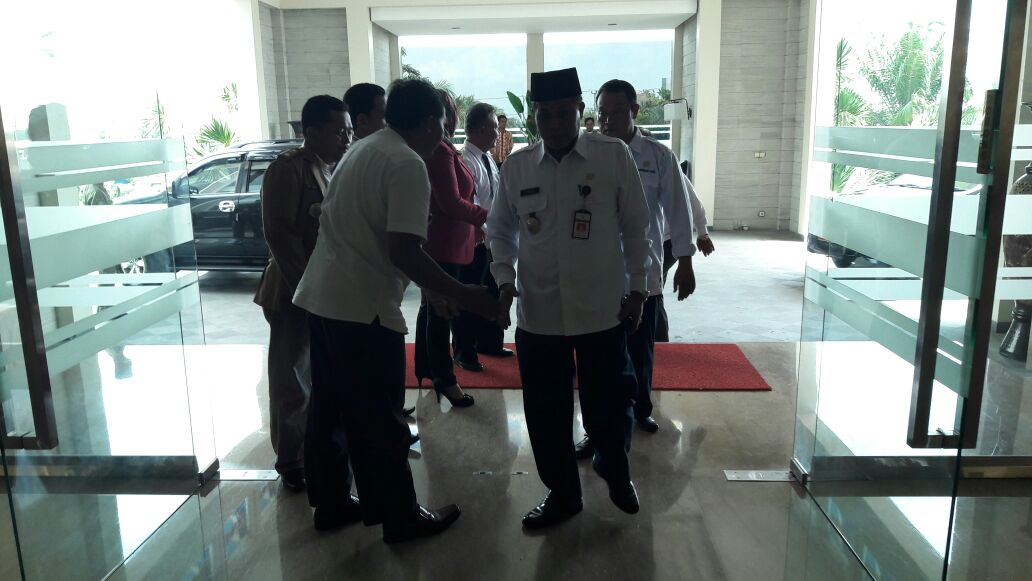 KominfoPemalang's tweet photo. 1.Bup @pakjunaedi ddampingi Ka.OPD trkait,hr ni hdri Musyawarah Besar " Simonglang " Paguyuban Kepala Desa Se- Kab.Pemalang Tahun 2017. https://t.co/GkqQIOLacD