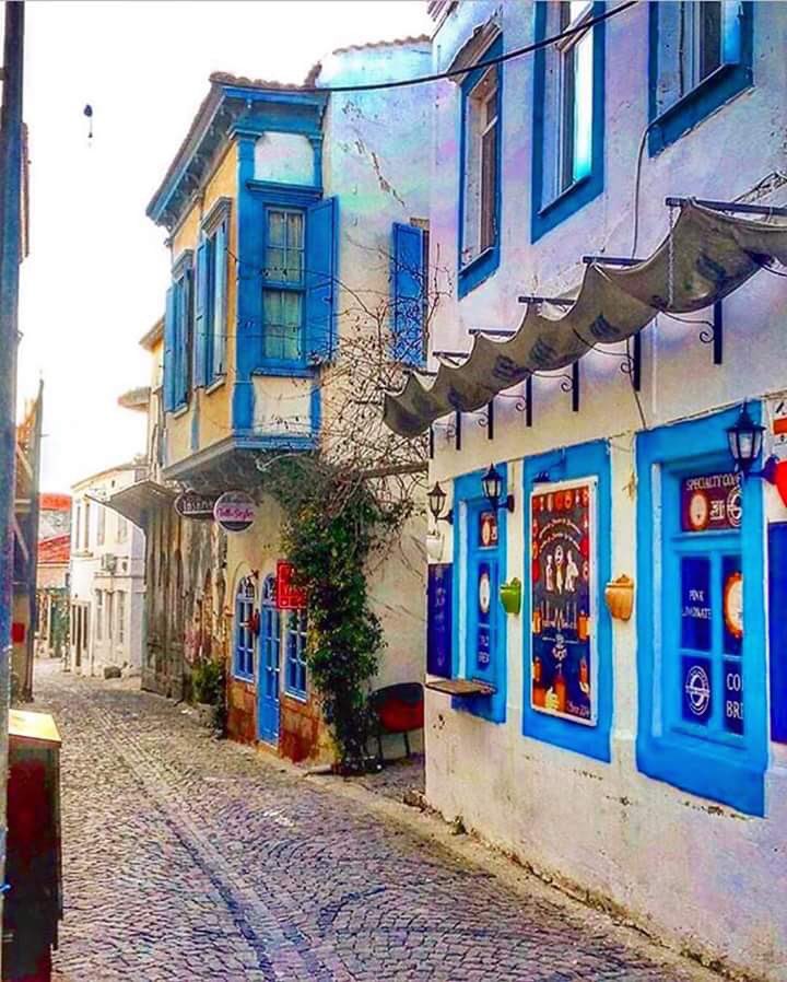AlacatiRehber's tweet photo. Soğuk bir Alaçatı günü, ama içimiz sıcacık. Sakin ve sessiz sokaklar en sevdiğimiz hali https://t.co/ReNX1gMdtr