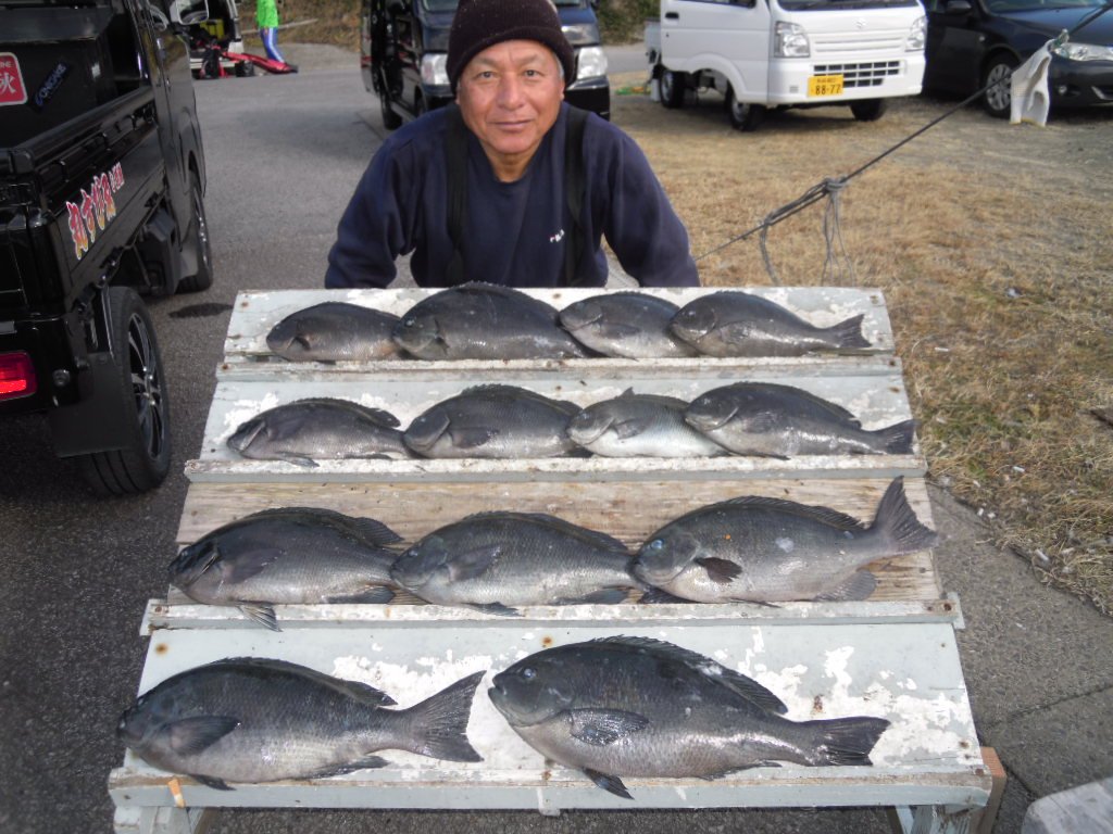 FS_OGAWA's tweet photo. 釣果情報　1/25　長崎沖端島　クロ　32～48ｃｍ　0.5～1.8ｋｇ　１３枚
#長崎 #釣り #端島 #磯釣 #クロ https://t.co/tzHuE0oQ1p