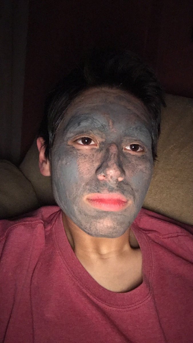 KevinnnBeee's tweet photo. This detox clay mask makes me look like the awkward moon emoji 🌚 https://t.co/U7HfRA6kay