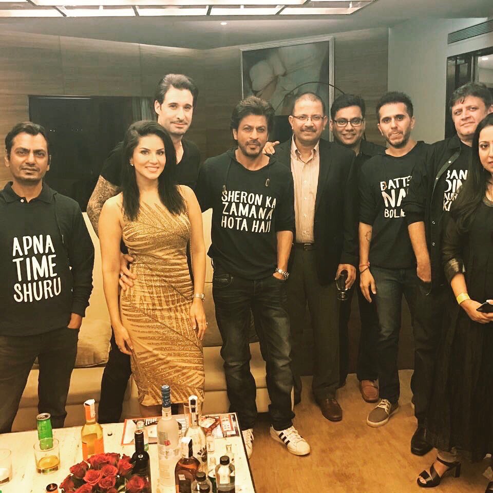 SRKDubaiFC's tweet photo. Shah Rukh Khan (@iamsrk) with Team Raees at #RaeesSuccessParty #RaeesSuccessBash https://t.co/ryHwwKJjsS