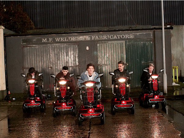 1D_NewsFR's tweet photo. Aujourd'hui c'est l'anniversaire du clip de Midnight Memories. Happy 3 years !! 🎤🎬 #3YearsOfMidnightMemories 🎉 https://t.co/JjIBTiNmxw