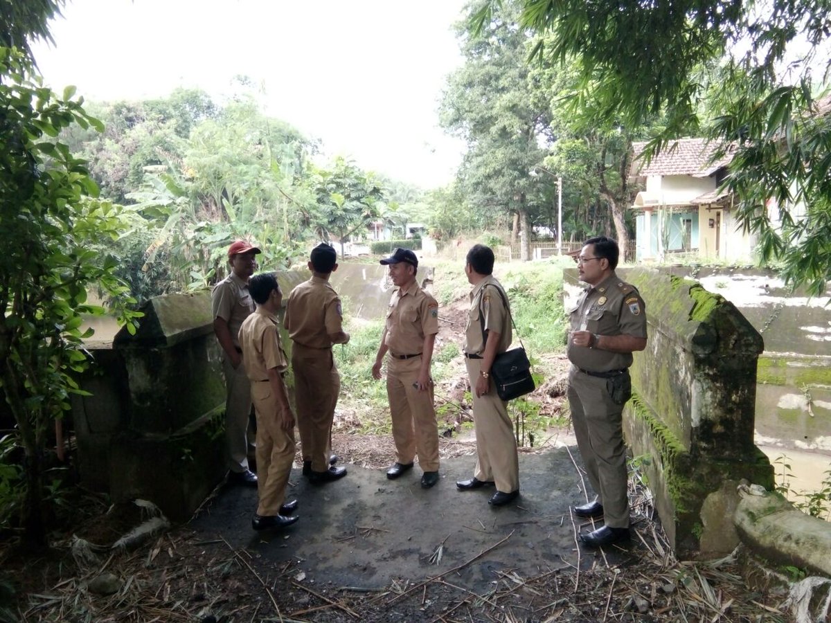 KecBae's tweet photo. peninjauan wilayah.
jembatan &amp; jl. kabupaten penghubung desa pedawang dan dersalam serta jembatan putus &amp; giat tim kaliber-sih ngembalrejo https://t.co/U8Dja55Avk