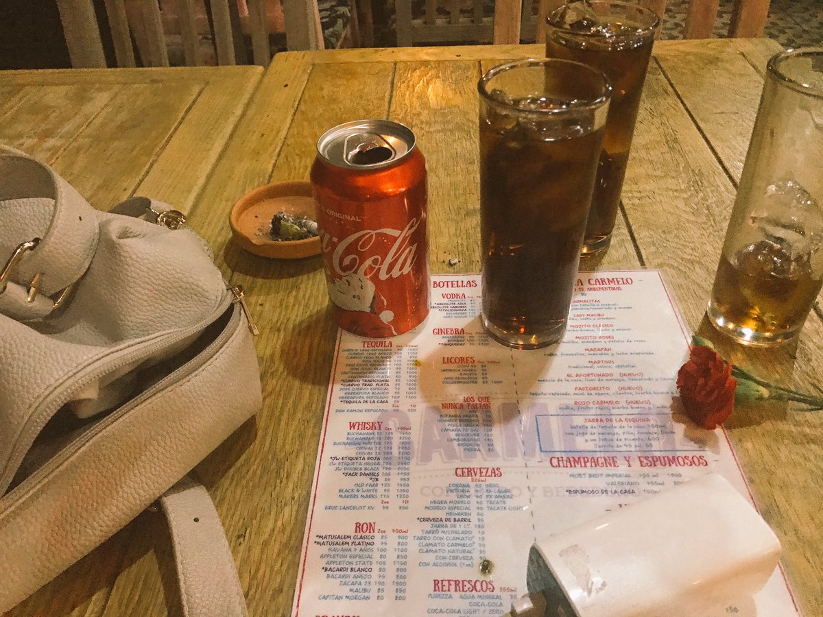 hastaabajomam1's tweet photo. Como cuando le gritas al gerente: "¡Ya no me regales tragos mamon!"
#primeravez #algomesabe #yaparale #nel #buenosi #buenono #bah #BuenLunes https://t.co/YhA5UTQKzC