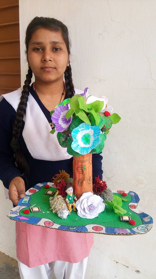 #joyfulsaturday, Class IX student Soni of GSSS Carterpuri Gurugram made a game from waste material.
facebook.com/lakra.manoj/vi…