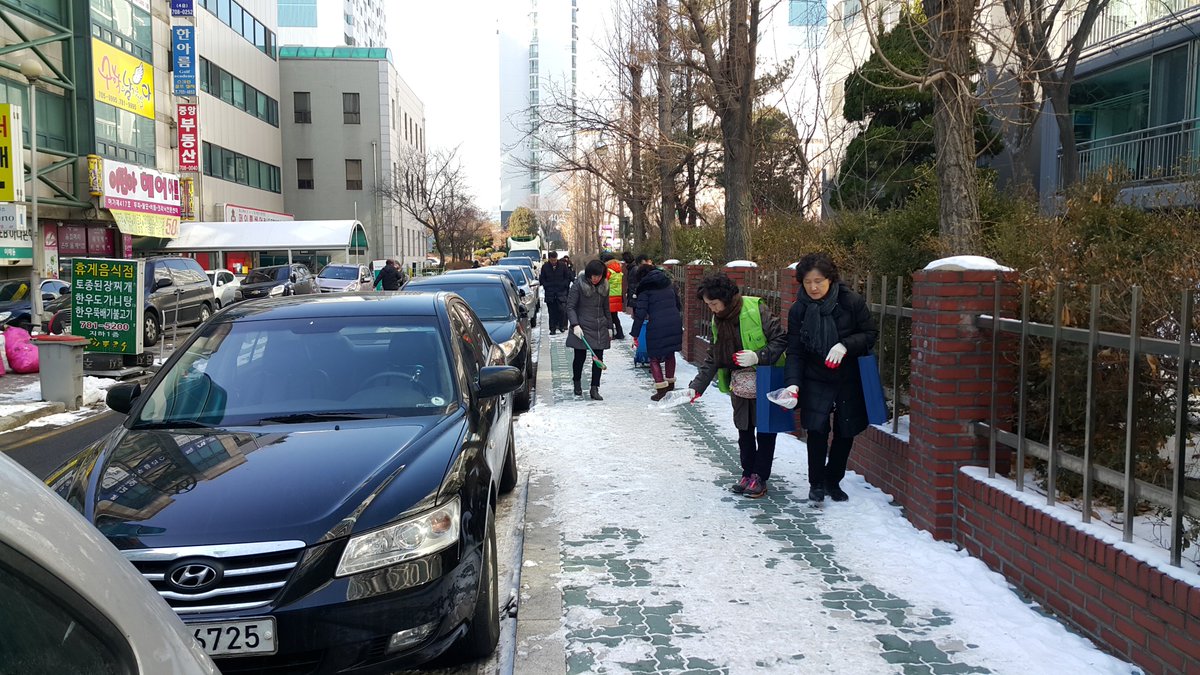 #성남시 이매2동 주민센터 유관단체원들도 연휴가 끝나자마자 제설작업에 동참해주셨습니다! 이매2동 화이팅!!