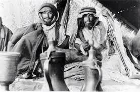 Awter9's tweet photo. لحظة تحالفهم مع الشريف 1914م الشيخ عواد ابو تايه الحويطي والشيخ حجاج بن دايس السرحاني التقطتها الرحالة جيرتودبيل في الطبيق غرب وادي السرحان https://t.co/Q8TvVa074J