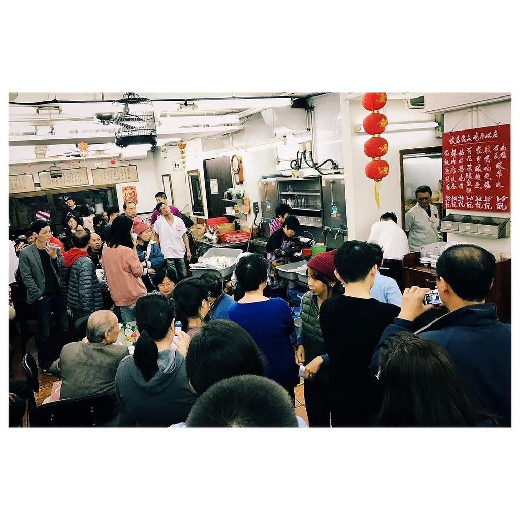 rhstyling's tweet photo. #oldschool 1960s style #dimsum .
lining up for food like it's a rock concert 😂 https://t.co/SIfjlu1lTo