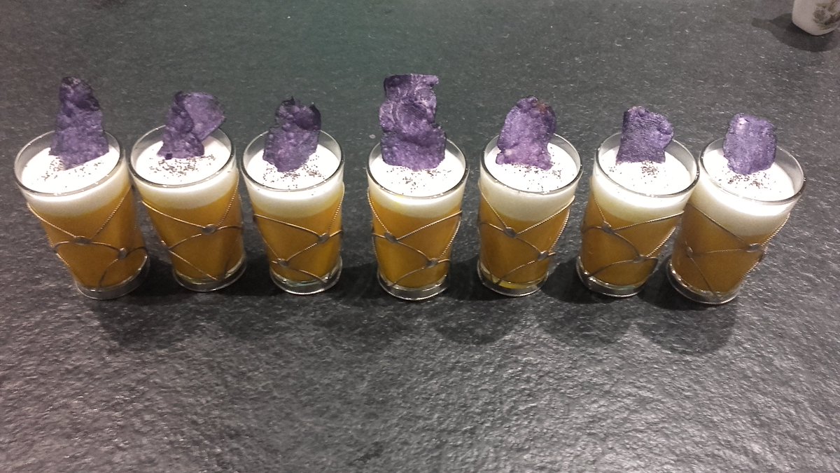 Callchef74's tweet image. Cappuccino de potimarron, crème au lard et chips de vitelotte