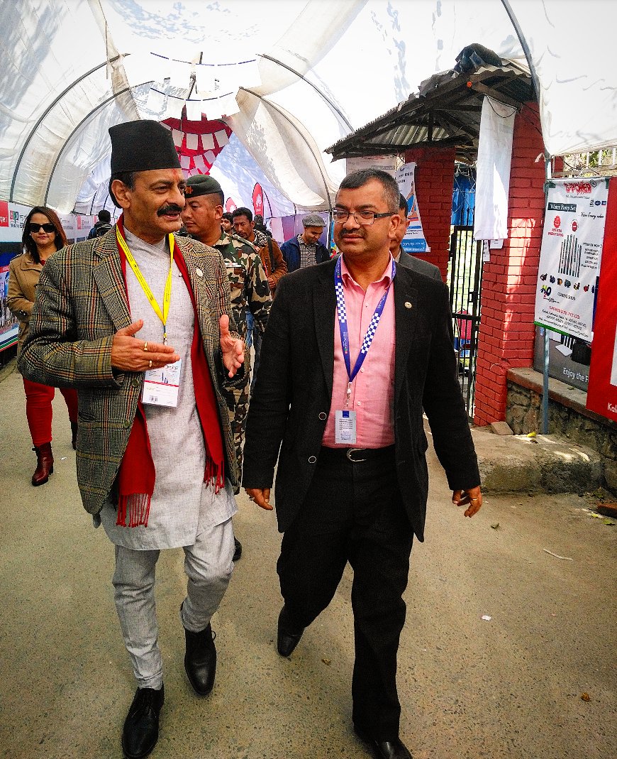 माननीय उद्योग मन्त्री श्री नविन्द्रराज जोसी सुबिसु क्यान ईन्फोटेक २०१७ अवलोकन गर्न प्रदर्शनस्थलमा।साथमा क्यान फेडेरेसनका अध्यक्ष विनोद ढकाल।