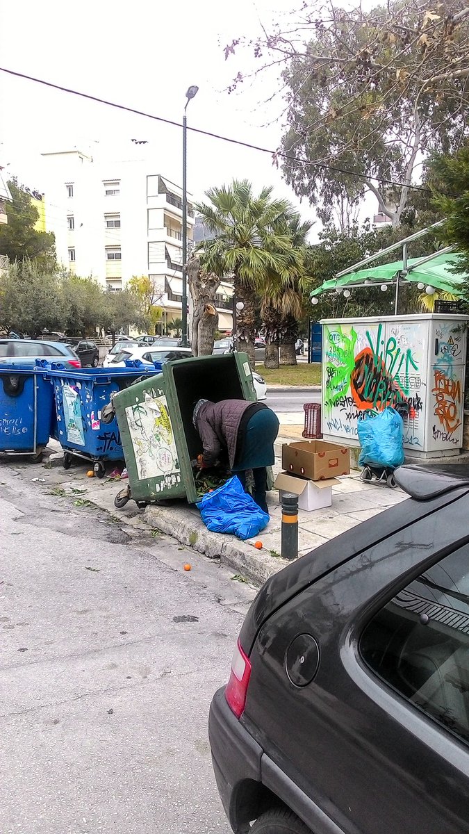 AnPothitos's tweet photo. Ανθρωποι που ψάχνουν στα σκουπίδια. Αυτή η κυρία είναι απο άλλον πλανήτη, γι'αυτό δημιουργήσαμε και την NASA Ελλάδος https://t.co/VEd0aYRmac