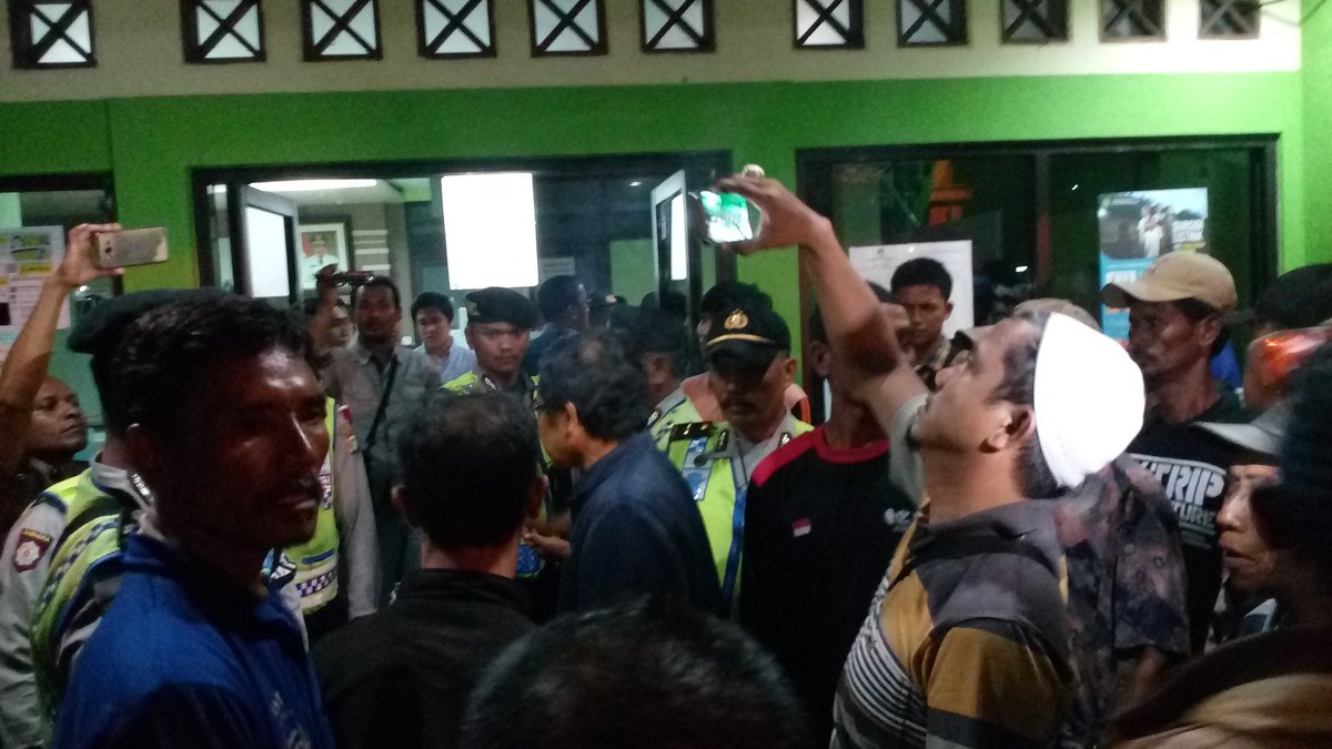 Pihak nelayan menuntut agar bisa masuk ke dalam sosialisasi tersebut.