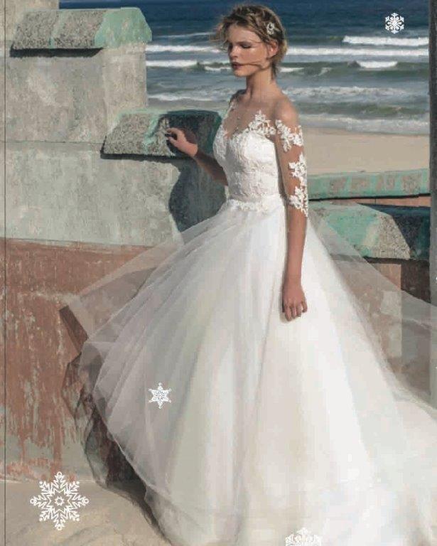 thewedcollect's tweet photo. @blizzardsens signature is the snowflake, each #bride is unique. This #ballgown is just one of the breath-taking gowns they have to offer❄ https://t.co/MfwT0BeDJG