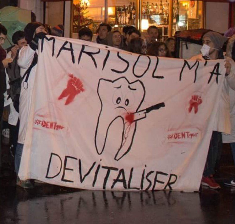 DrKhamesi's tweet photo. #DENTger @Gnanguiz Énorme 😂 banderole des étudiants en dentaire @UNECD devant @RTLFrance ce matin pour accueillir #Marisolde Bravo à vous ! https://t.co/ojIluseNiv