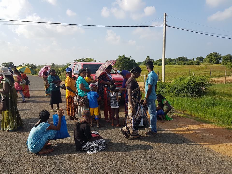 Keppapilavu residents in Mullaithivu today pretested demanding to access their lands;stopped Forest Dept vehicle & sat middle of the road https://t.co/HC4KTubkph