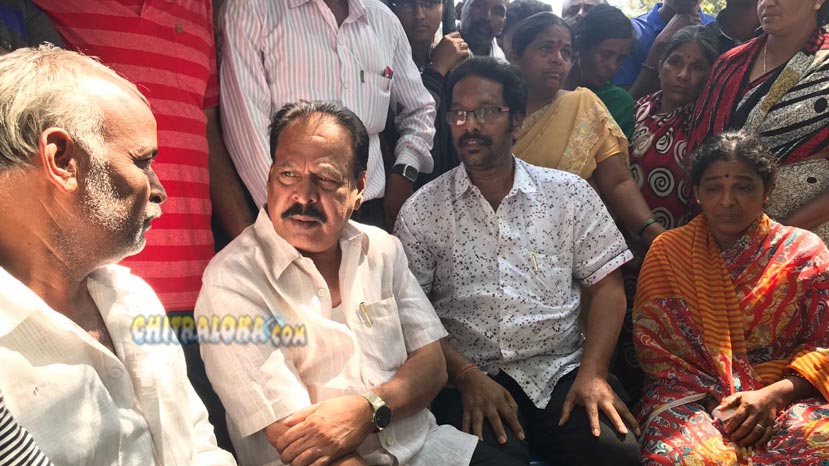 chitraloka's tweet photo. Sa Ra #Govindu Promises #Memorial For #Soldier #SandeepShetti
https://t.co/aKr16d2ymG
#Chitraloka #KMVeeresh #MGRamurthy #Praveen #KFCC https://t.co/dxxCtEiZ1n
